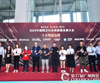 榮譽見證 實至名歸｜鷹牌陶瓷榮獲“十大陶瓷品牌”重磅大獎！