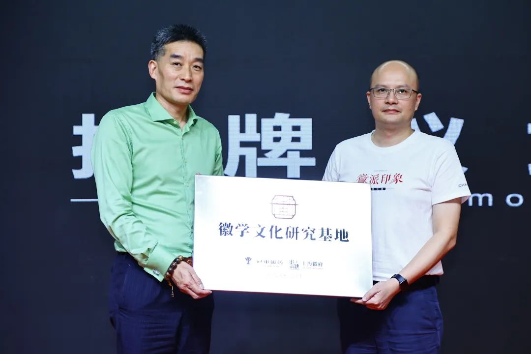 上?；崭麻L鄭宏祝（左）冠軍磁磚董事總經理龍根（右）.jpg